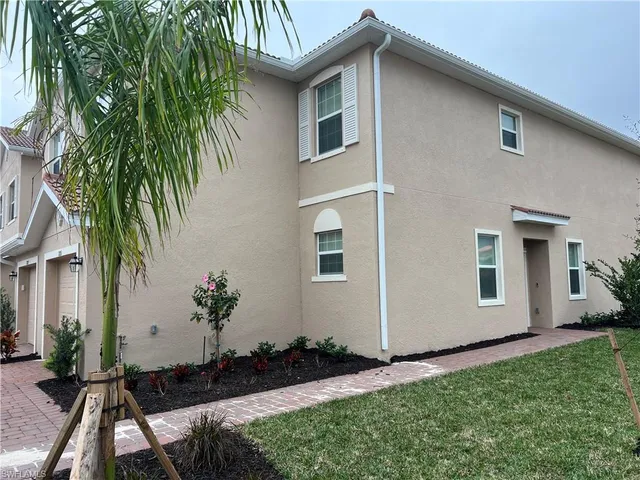 a front view of house with yard