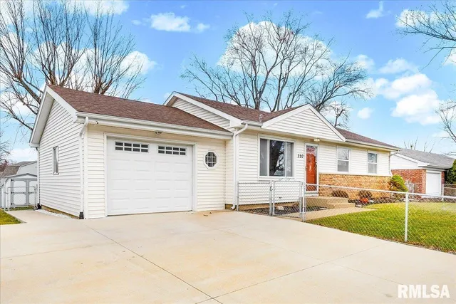 $189,900 | 320 East Almond Drive, Washington, IL 61571