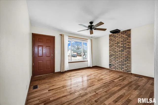 $189,900 | 320 East Almond Drive, Washington, IL 61571