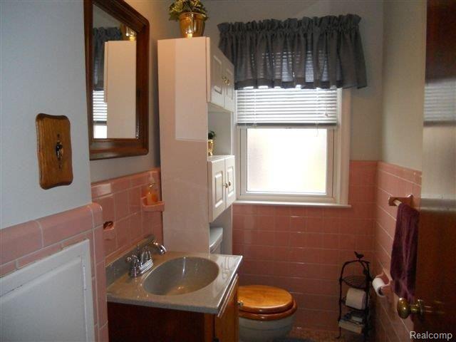 1985 Severn Road Grosse Pointe, MI 48236 - Photo 13 of 22 1985 severn 011.jpg