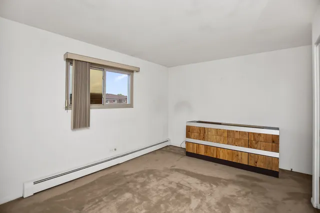 a room with a dresser