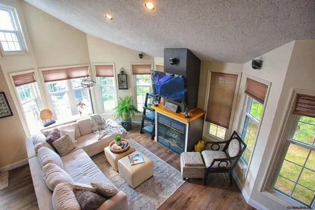 $2,800 | 76 Kaydeross Park Road, Saratoga Springs, NY 12866