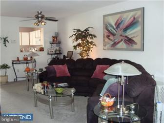 732 Rutland Court Sewell, NJ 08080 - Photo 4 of 12 Living Room