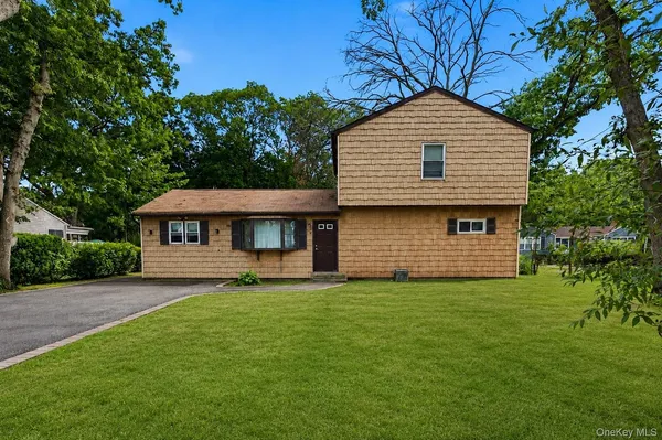 $599,999 | 110 Queen Street, Bay Shore, NY 11706