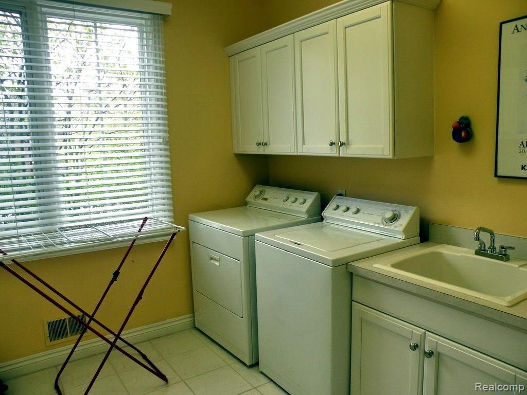 4633 Goodison Pl Drive Rochester, MI 48306 - Photo 32 of 35 Laundry Room