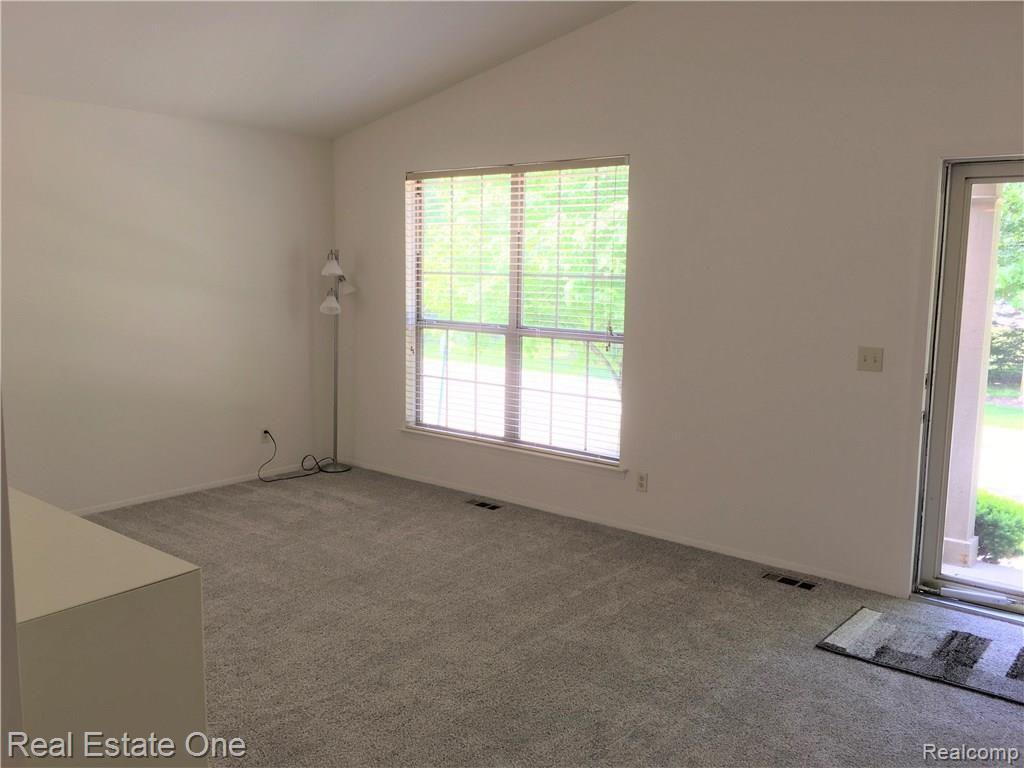 30 Pine Tree Ridge Waterford, MI 48327 - Photo 8 of 21