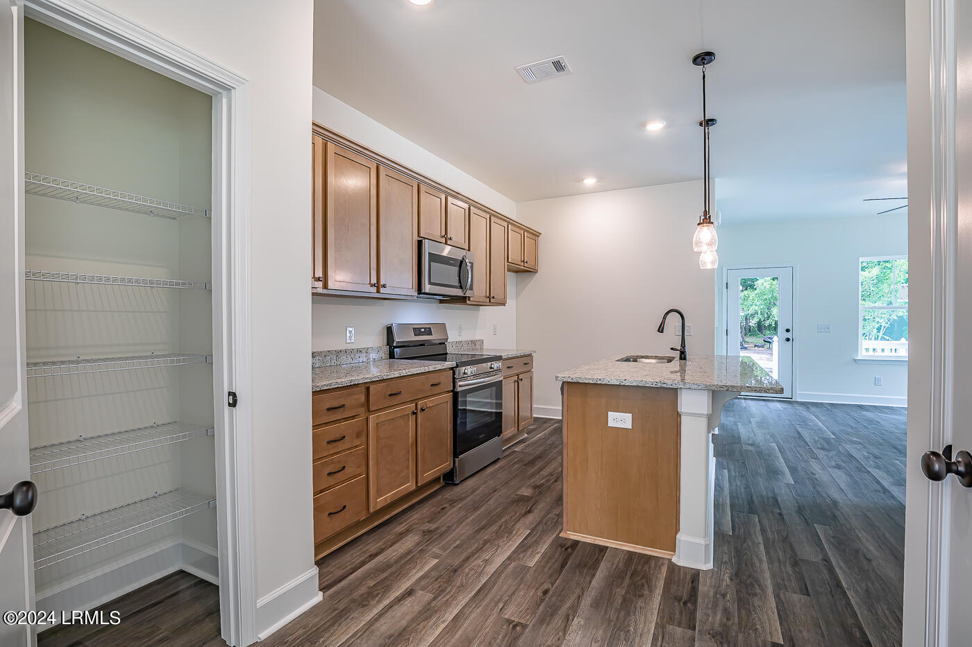 252 Weathersbee Street Ridgeland, SC 29936 - Photo 9 of 36 9 Kitchen and pantry