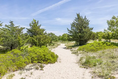 $1,799,000 | 60 Northwest Northwest Landing Road, East Hampton, NY 11937