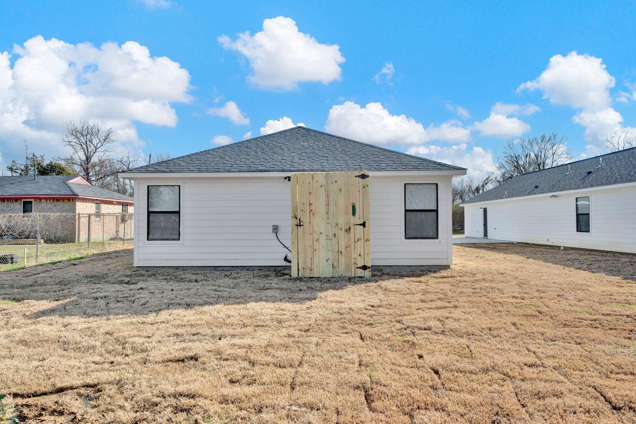 630 King Road Memphis, TN 38109 - Photo 26 of 27 Back of property featuring a lawn
