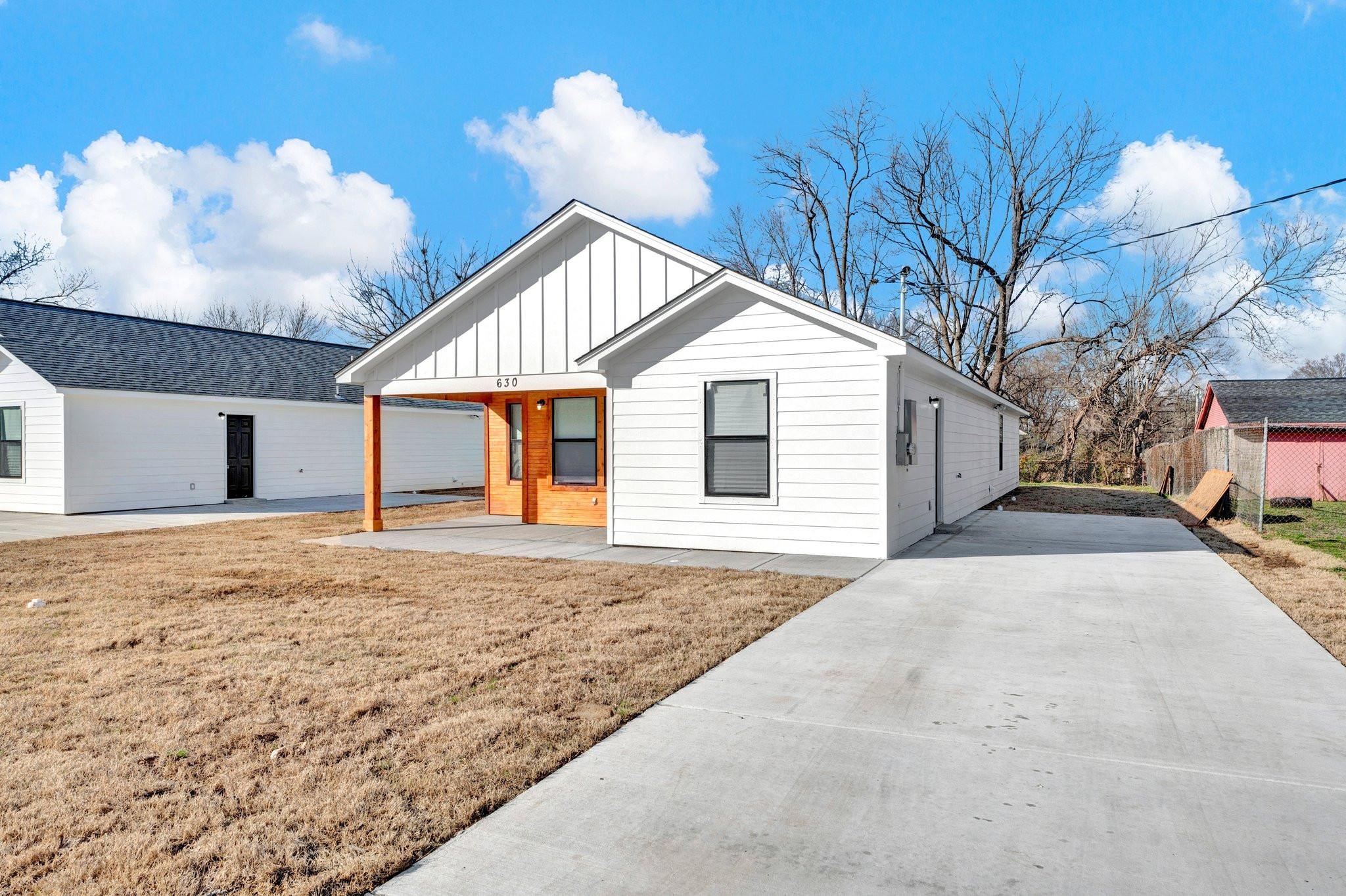 630 King Road Memphis, TN 38109 - Photo 3 of 27 View of front of property featuring a front lawn