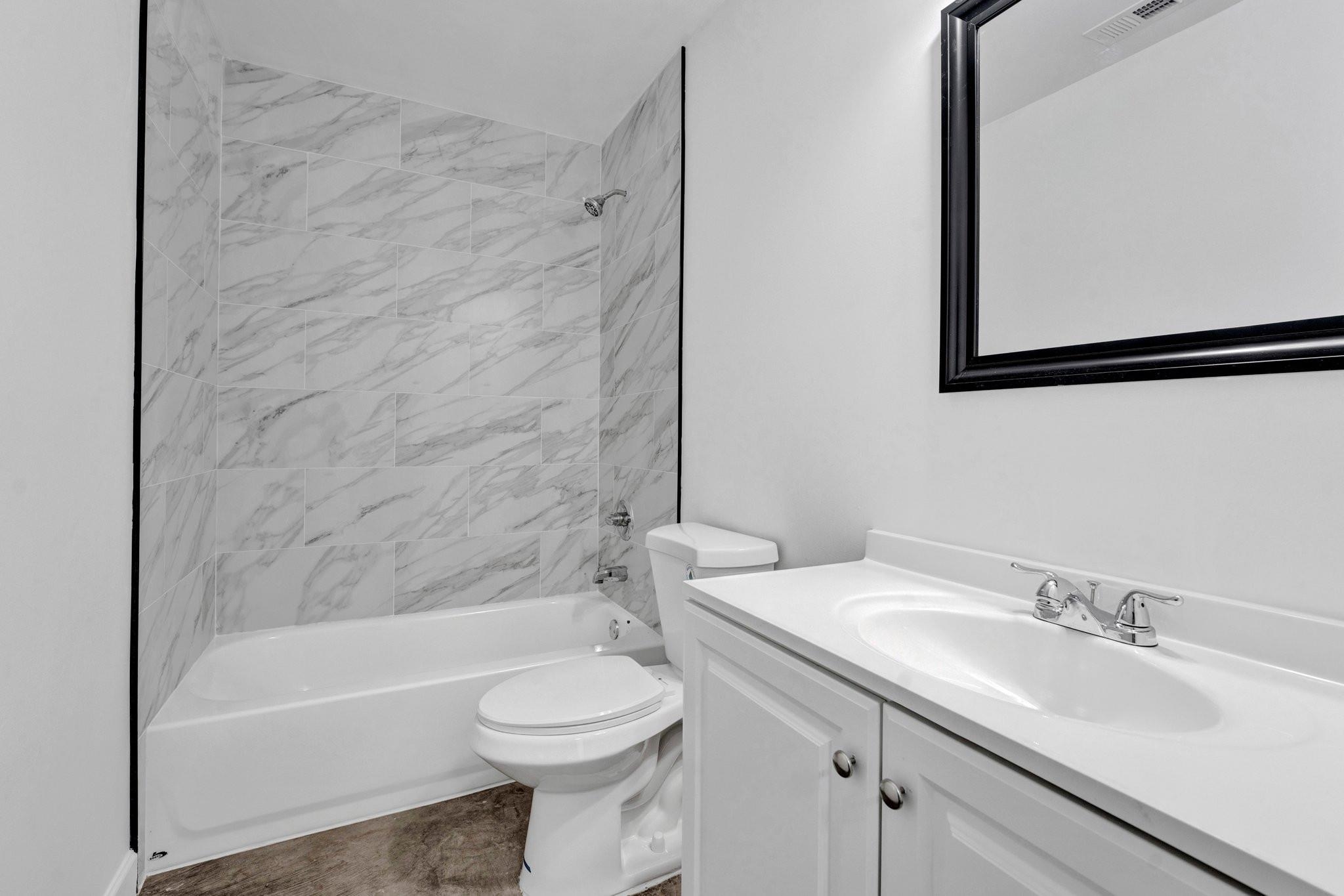 630 King Road Memphis, TN 38109 - Photo 9 of 27 Full bathroom with toilet, vanity, and tiled shower / bath combo