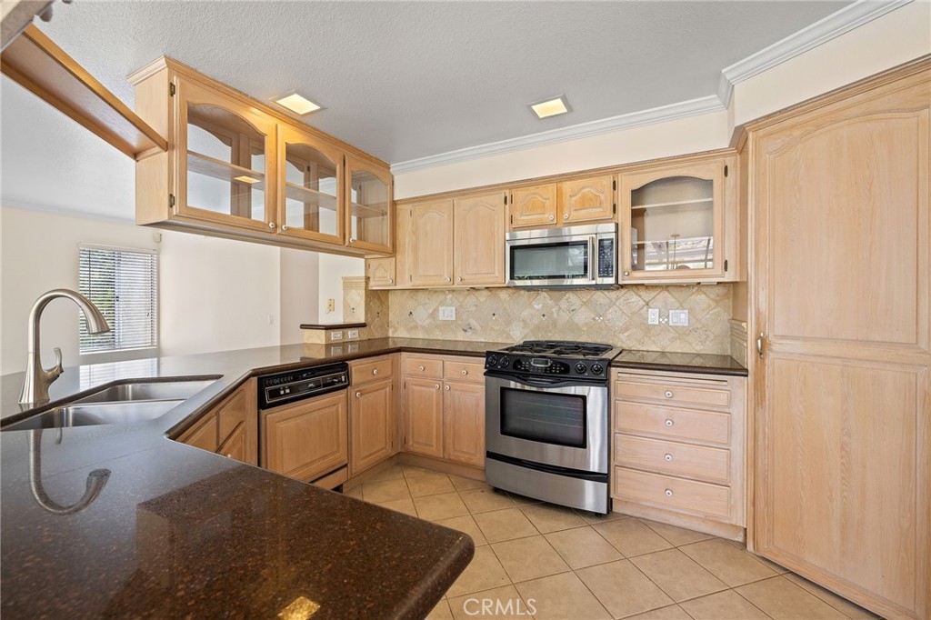 28974 Clear Spring Lane Highland, CA 92346 - Photo 20 of 65 kitchen