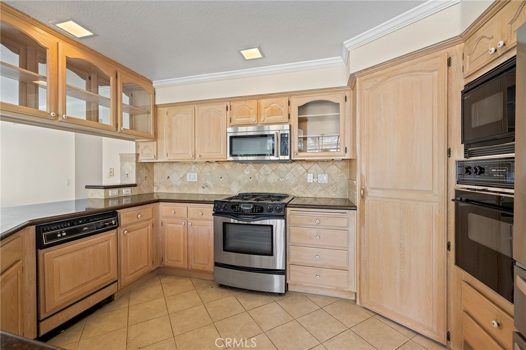 28974 Clear Spring Lane Highland, CA 92346 - Photo 21 of 65 Kitchen