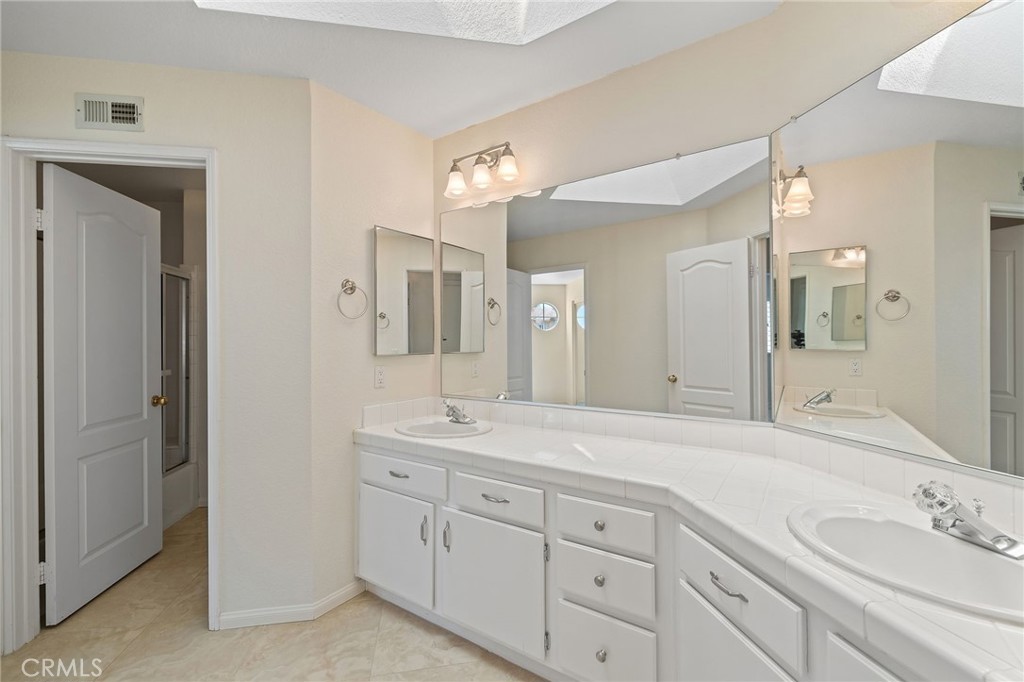 28974 Clear Spring Lane Highland, CA 92346 - Photo 41 of 65 Upstairs bathroom, 2 sinks and bathrub with shower