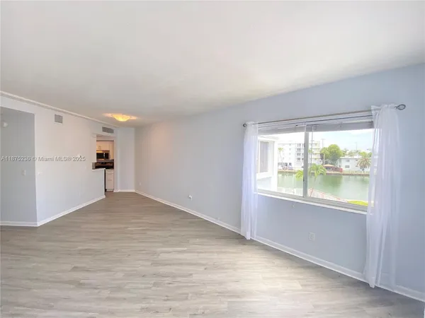 $1,900 | 1185 Marseille Drive, Unit 307, Miami Beach, FL 33141