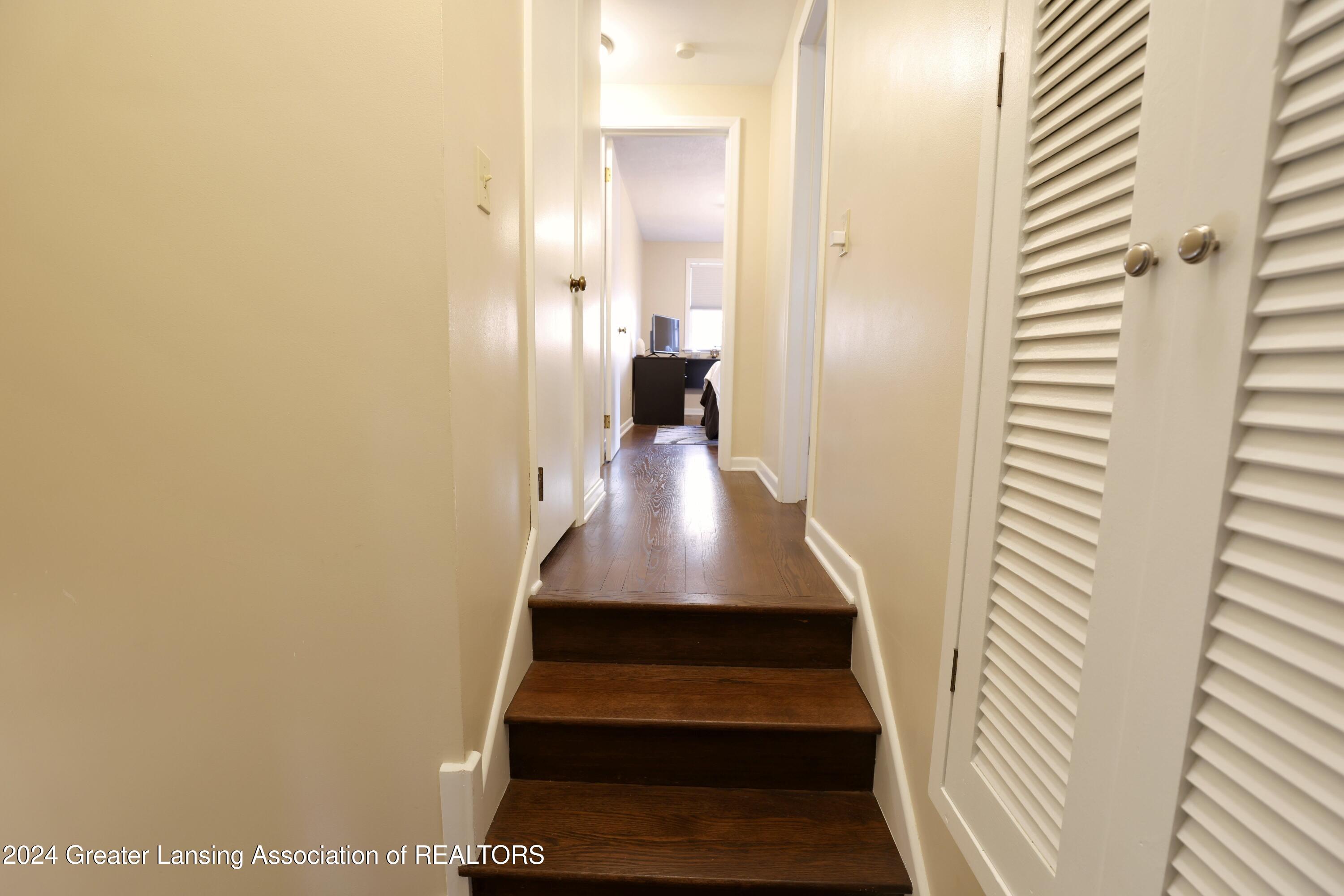 2505 Chatham Road Lansing, MI 48910 - Photo 20 of 31 upstiars hallway