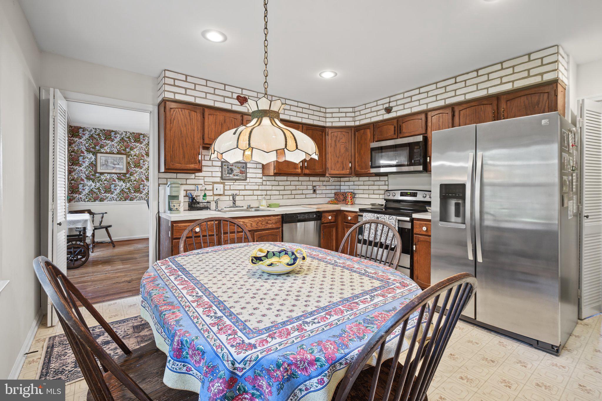 9813 Brookford Road Potomac, MD 20854 - Photo 12 of 48 Gallery Image 12