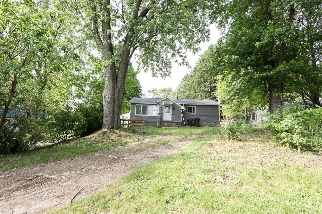 9470 Peck Road Greenville, MI 48838 - Photo 4 of 34
