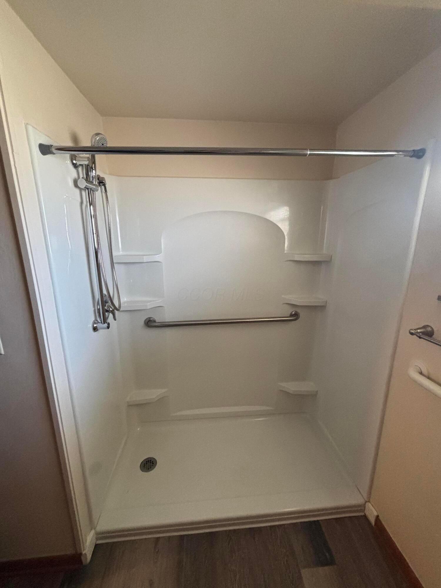 372 Topsfield Road Columbus, OH 43228 - Photo 21 of 31 Walk in shower