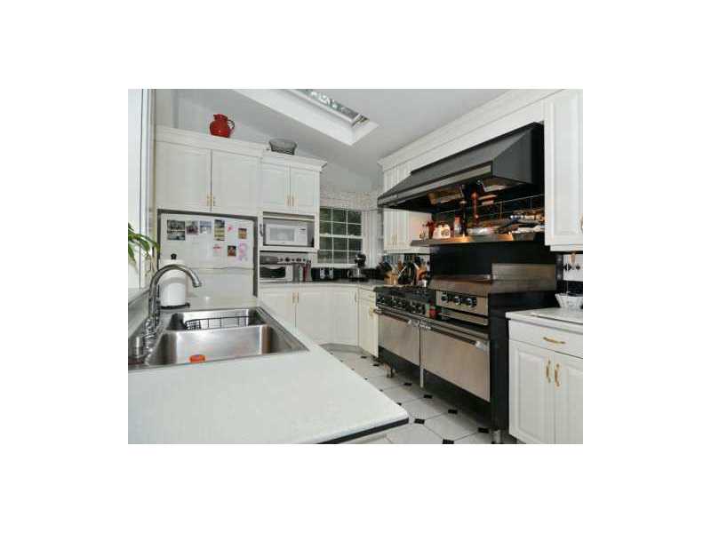 110 Alexander McGregor Road Pawtucket, RI 02861 - Photo 5 of 14 Kitchen.