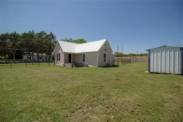 $1,600 | 605 Orange Avenue, Farmersville, TX 75442