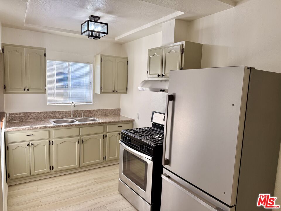 3659 6th Avenue, Unit 3661 1/2 Los Angeles, CA 90018 - Photo 8 of 23 a kitchen with stainless steel appliances a refrigerator and a sink
