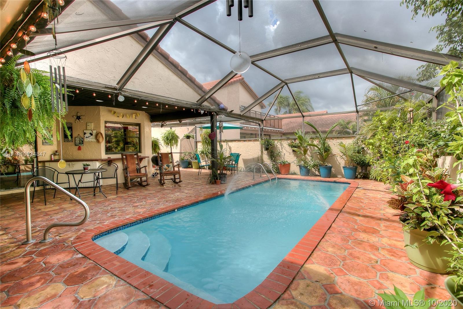 Charming Screened in Pool - Pool 6' res AVG 3-8' dpth, plain feat 250-649 sf