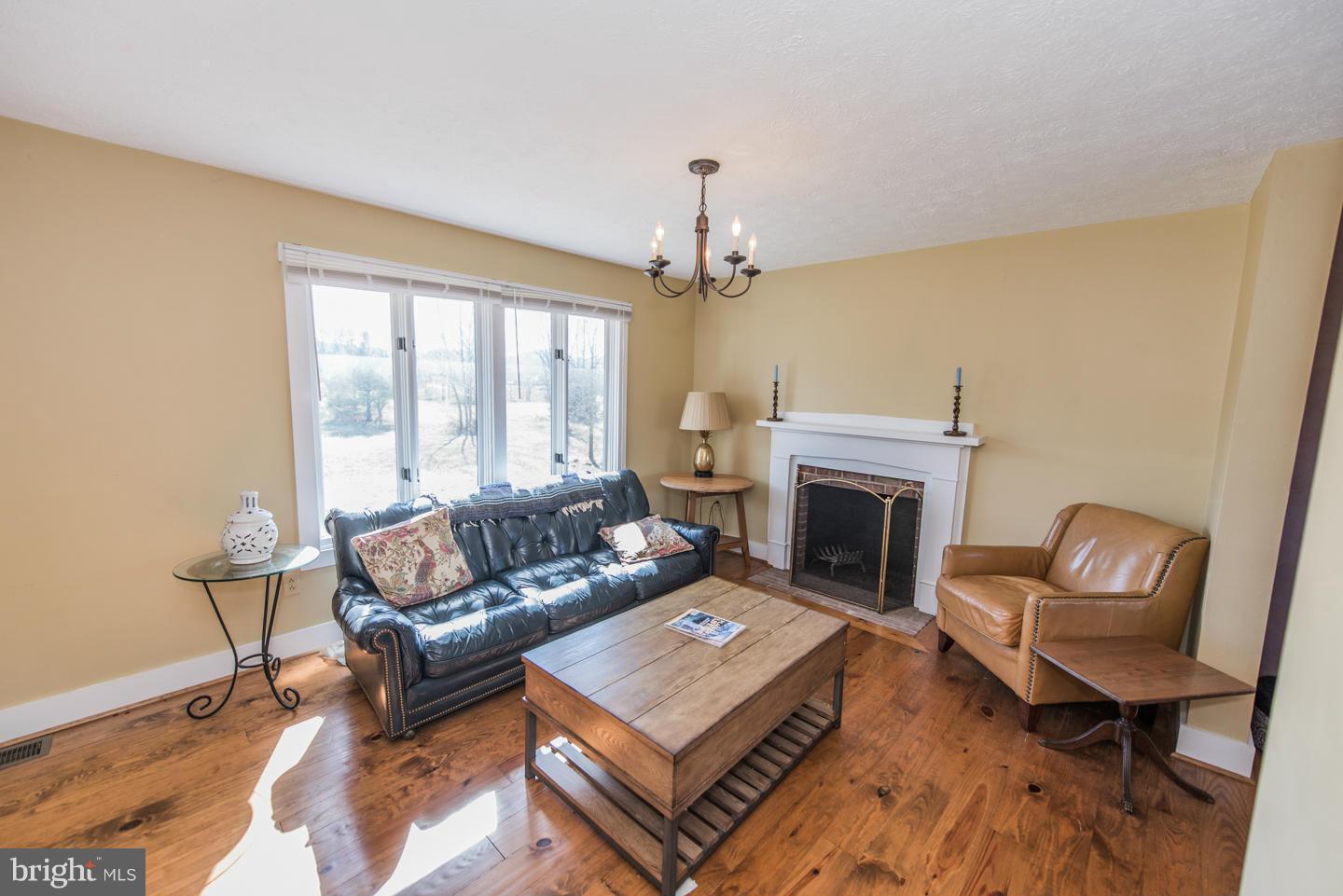 1006 Harper Valley Road Luray, VA 22835 - Photo 5 of 23 Living Room