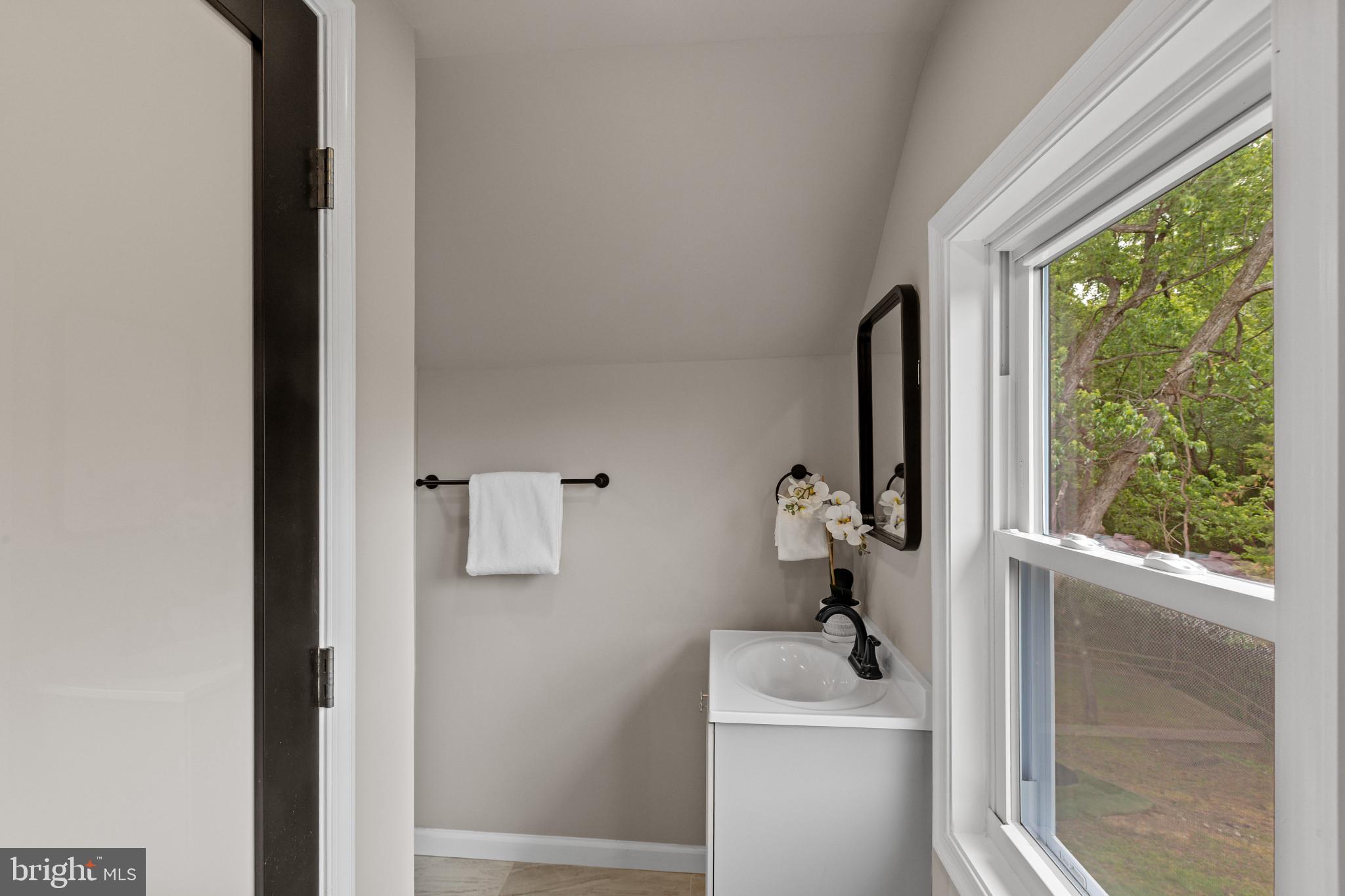 7815 Croom Road Upper Marlboro, MD 20772 - Photo 21 of 42 upper level full bath