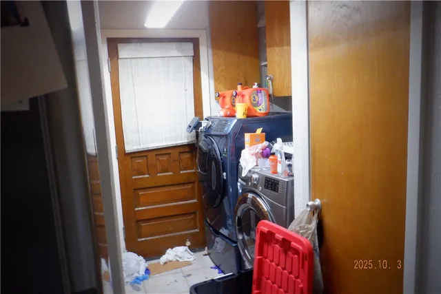 a view of walk in closet
