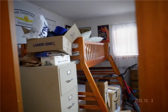 a view of an entryway with workspace