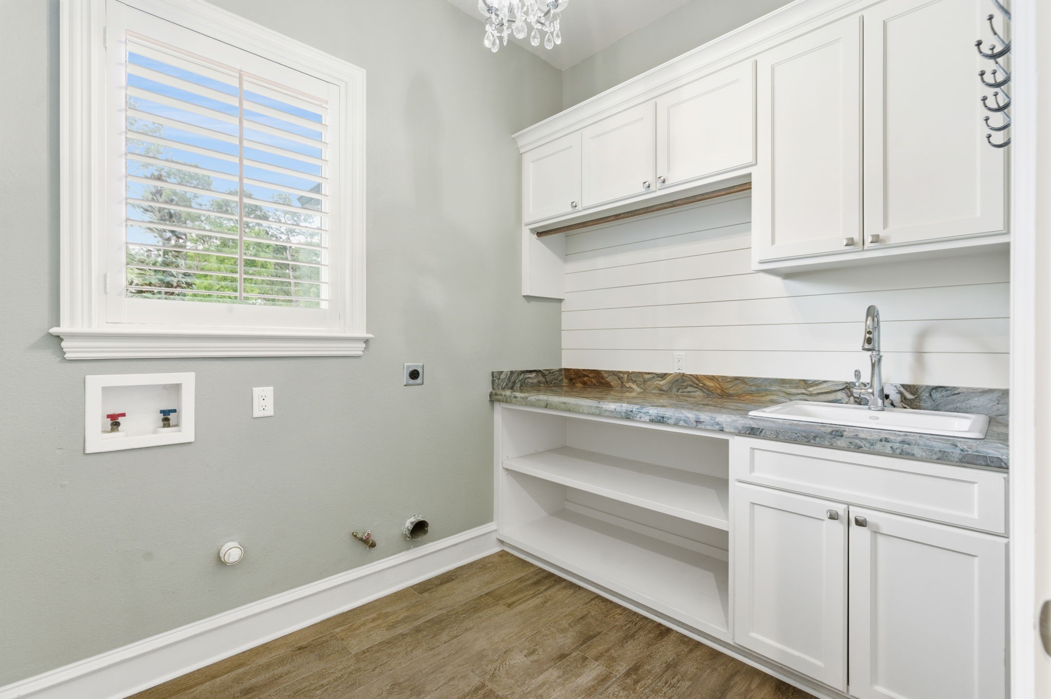 27614 Little Fox Crest Spring, TX 77386 - Photo 32 of 49 a view of cabinets with window