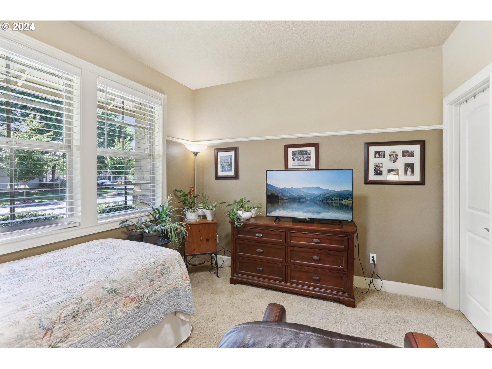 7885 Southwest Daybreak Street Wilsonville, OR 97070 - Photo 19 of 48 a living room with furniture and a dresser