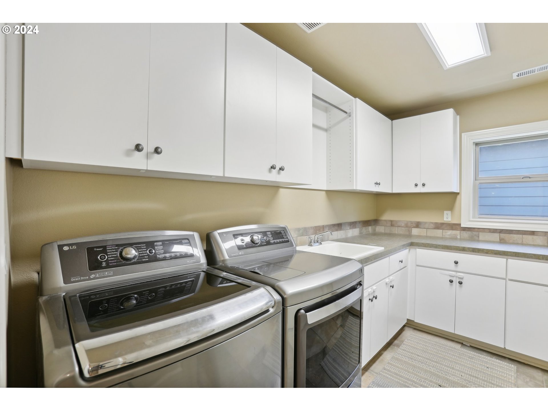 7885 Southwest Daybreak Street Wilsonville, OR 97070 - Photo 38 of 48 a kitchen that has a sink and a stove
