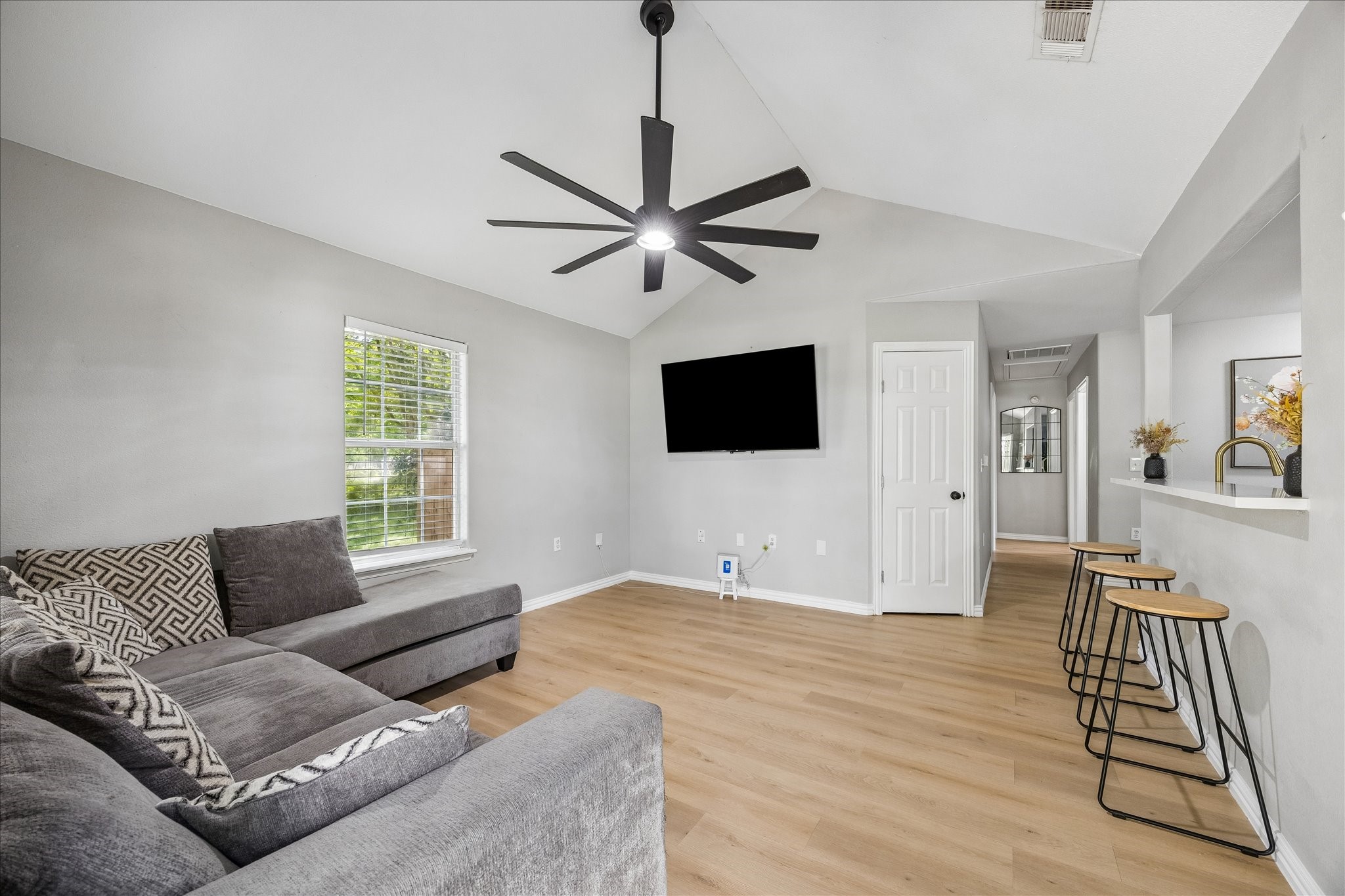 539 Anderson Street Sealy, TX 77474 - Photo 2 of 19 This inviting living room features a vaulted ceiling, The open layout flows into a kitchen bar area offering comfortable living space.
