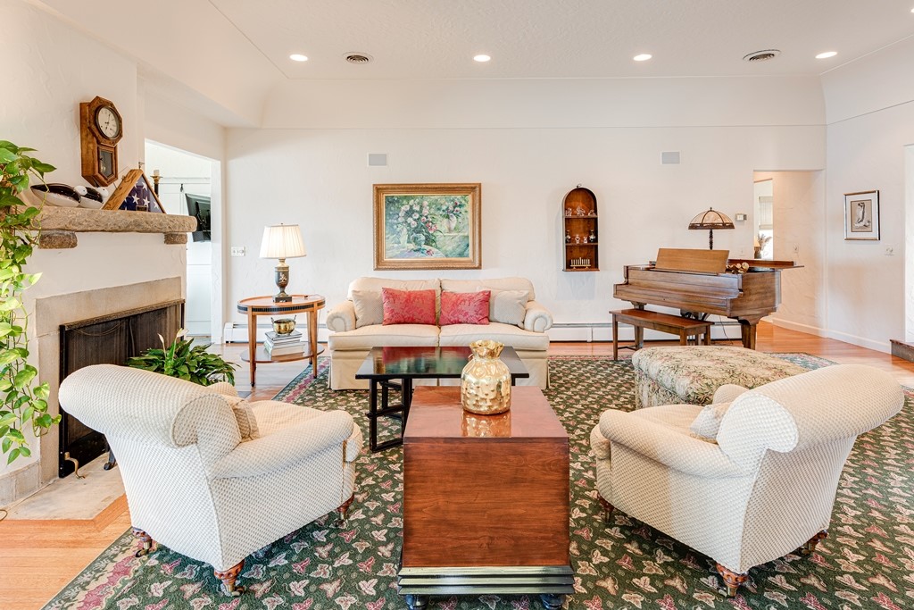 775 Boston Neck Road Narragansett, RI 02882 - Photo 27 of 47 Living Room