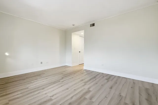 $2,100 | 382 Oak Trails Road, Unit 301, Des Plaines, IL 60016