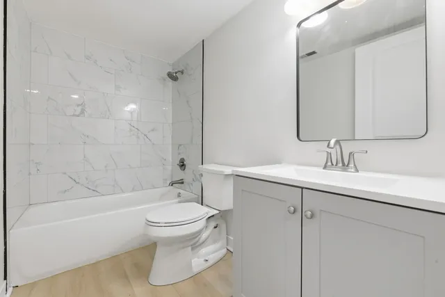 $2,100 | 382 Oak Trails Road, Unit 301, Des Plaines, IL 60016