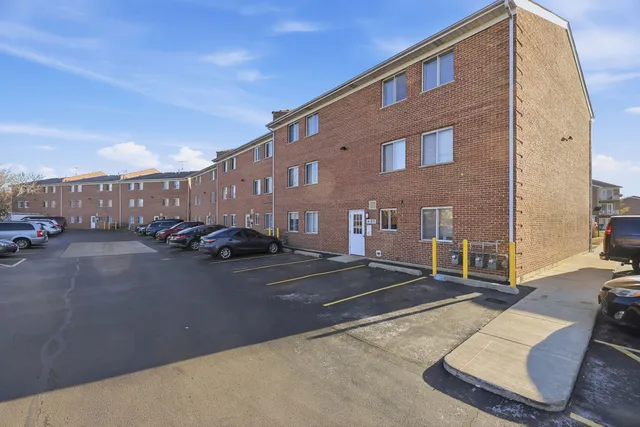 $2,100 | 382 Oak Trails Road, Unit 301, Des Plaines, IL 60016