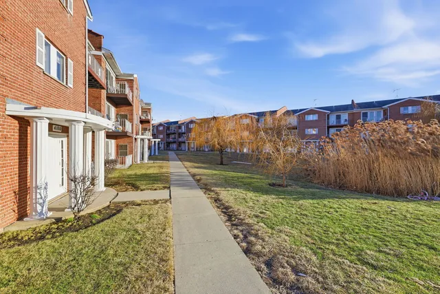 $2,100 | 382 Oak Trails Road, Unit 301, Des Plaines, IL 60016