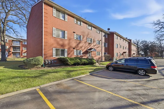 $2,100 | 382 Oak Trails Road, Unit 301, Des Plaines, IL 60016