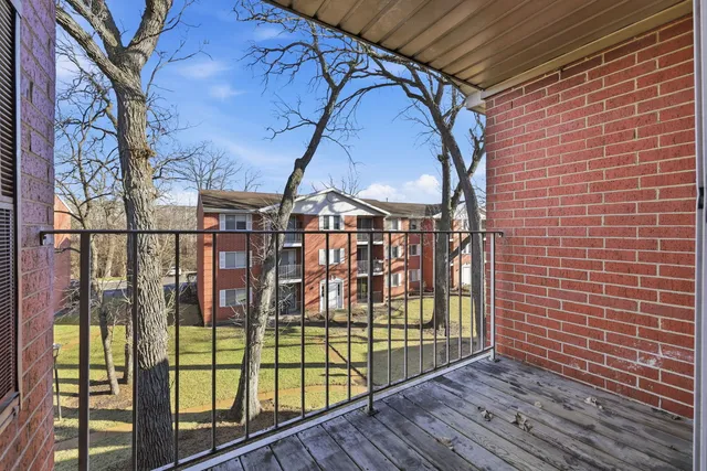 $2,100 | 382 Oak Trails Road, Unit 301, Des Plaines, IL 60016