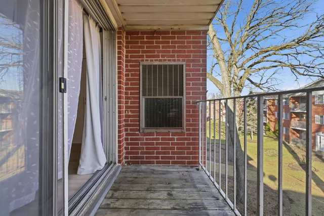 $2,100 | 382 Oak Trails Road, Unit 301, Des Plaines, IL 60016