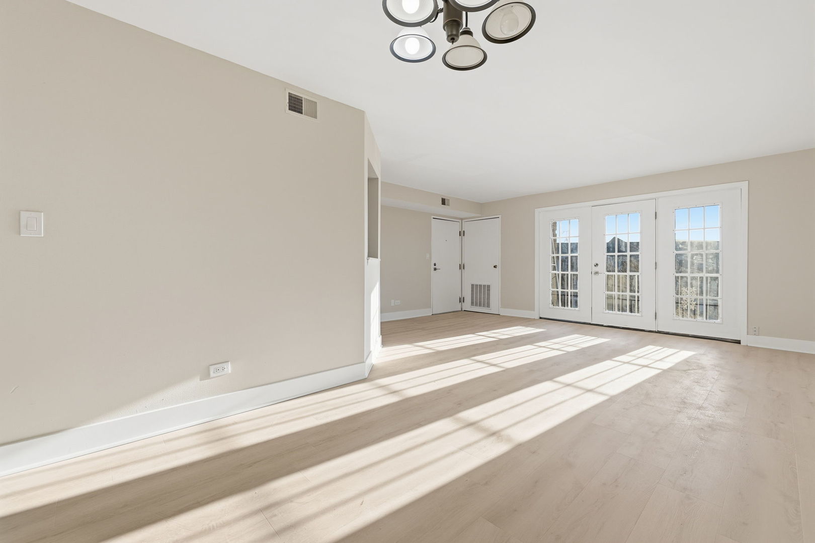 382 Oak Trails Road, Unit 301 Des Plaines, IL 60016 - Photo 4 of 20