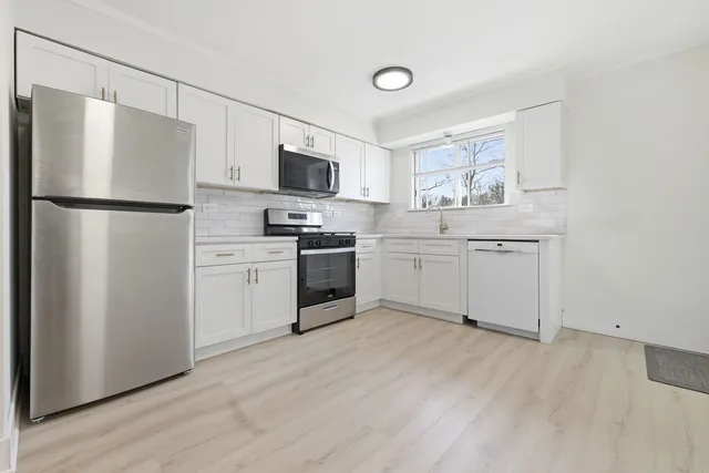 $2,100 | 382 Oak Trails Road, Unit 301, Des Plaines, IL 60016