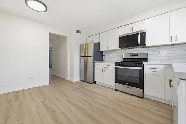 $2,100 | 382 Oak Trails Road, Unit 301, Des Plaines, IL 60016