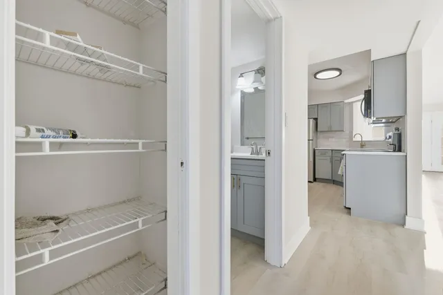 $2,100 | 382 Oak Trails Road, Unit 301, Des Plaines, IL 60016