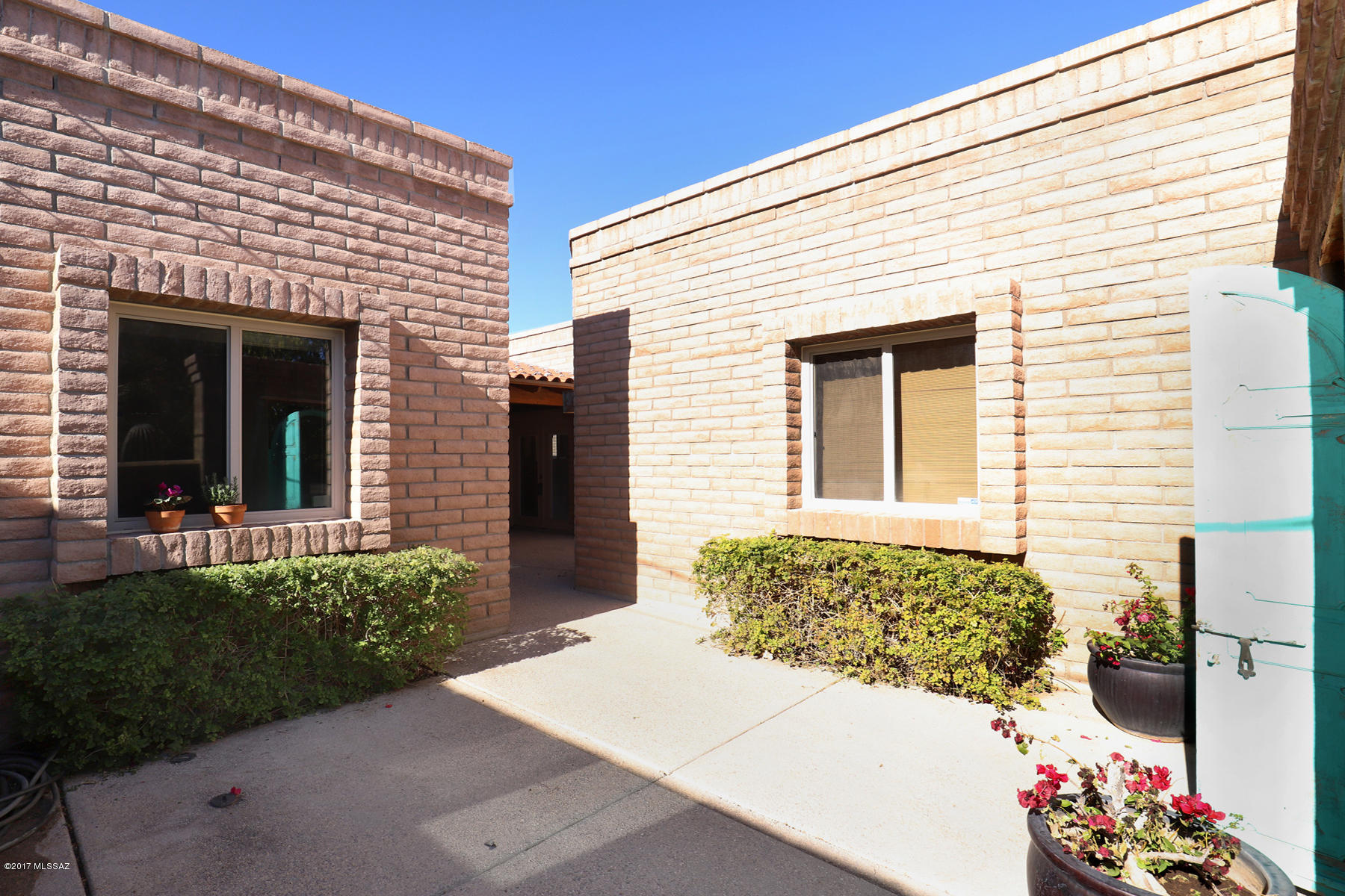 2827 North Richey Boulevard Tucson, AZ 85716 - Photo 2 of 28