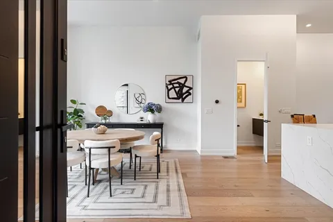 $899,900 | 1541 West Pearson Street, Unit 1, Chicago, IL 60642