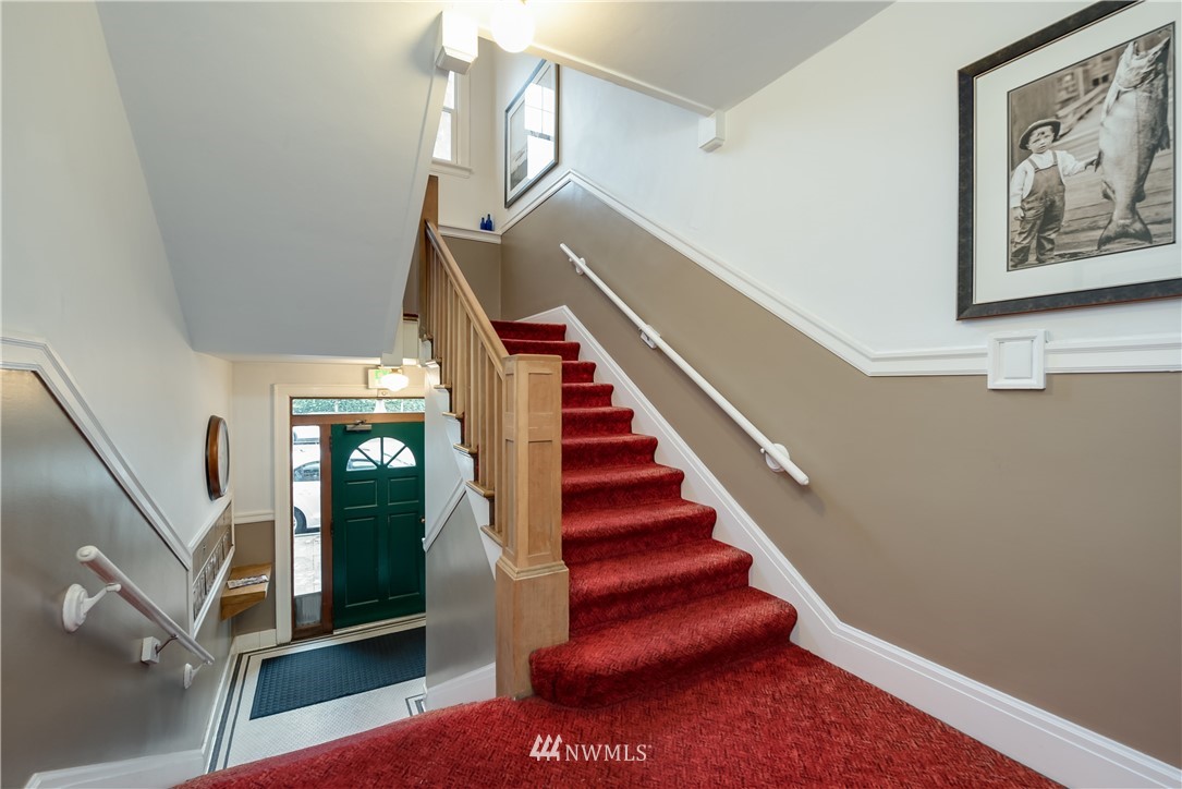 6402 Phinney Avenue North Seattle, WA 98103 - Photo 4 of 17 a view of entryway